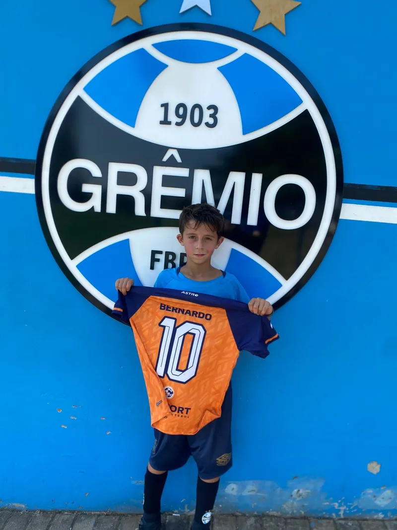 Bernardo Guerra, aluno da FM Sport, com a camisa do Grêmio