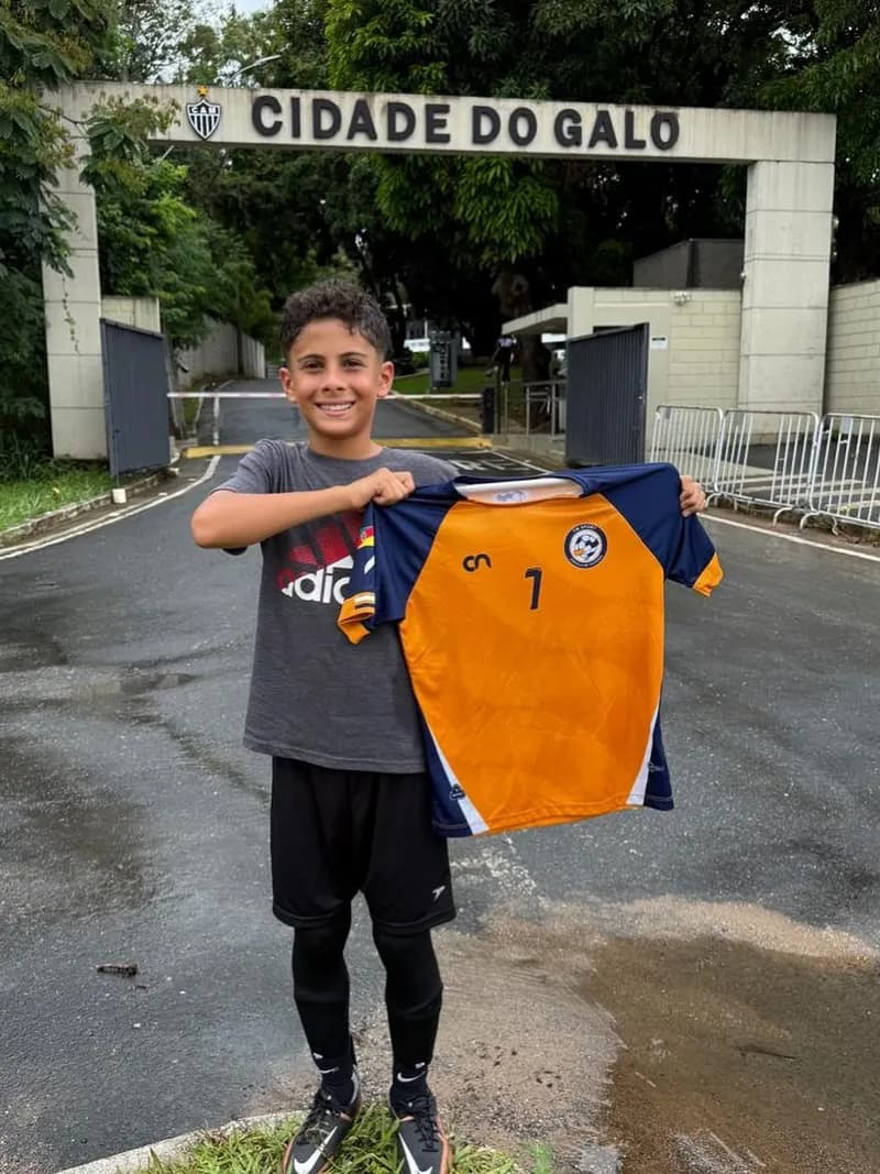 Franco, aluno da FM Sport, com a camisa do Atlético Mineiro