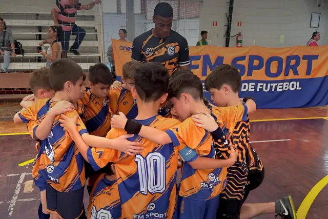 Alunos da FM Sport reunidos em roda antes do jogo