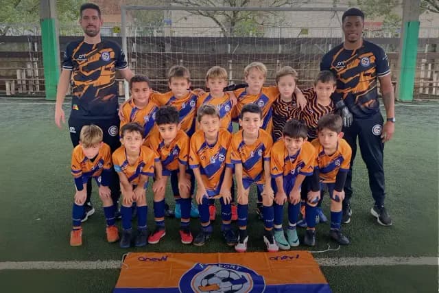Time da FM Sport posado com os professores em campo