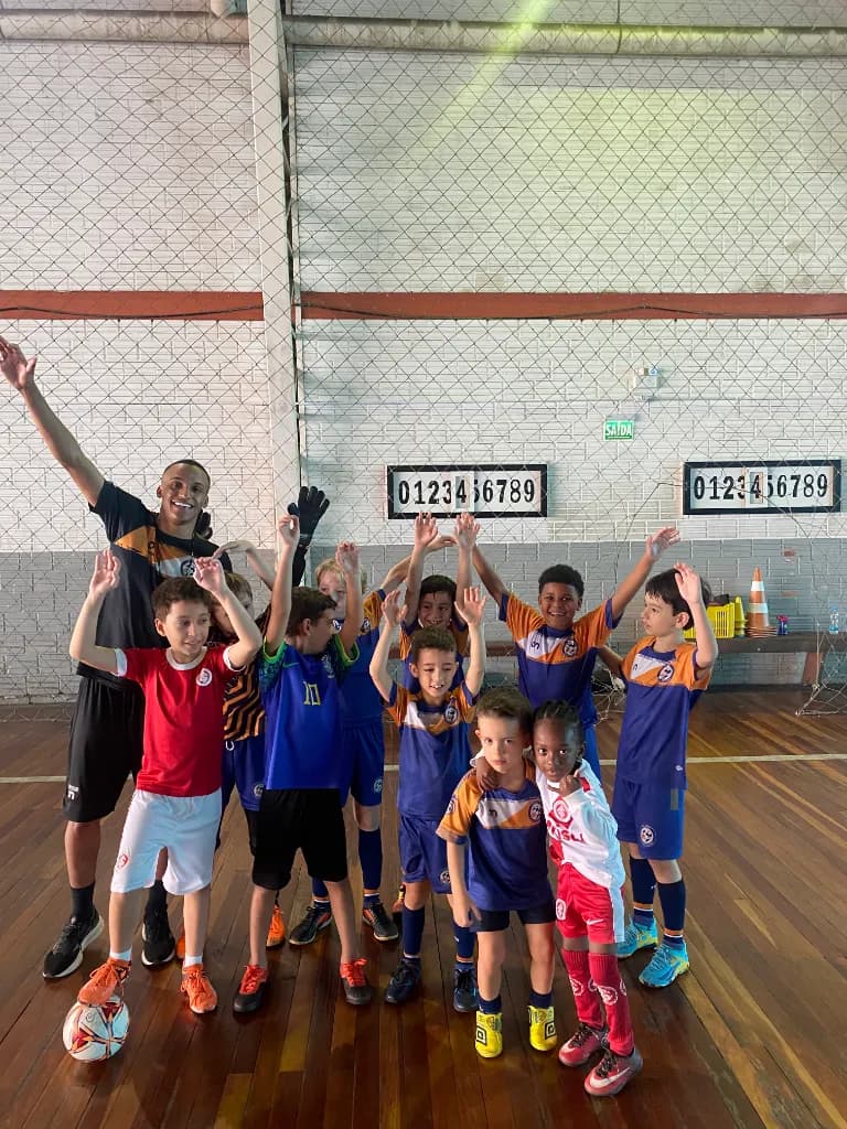 Alunos da FM Sport comemorando na quadra de futsal da unidade Protásio