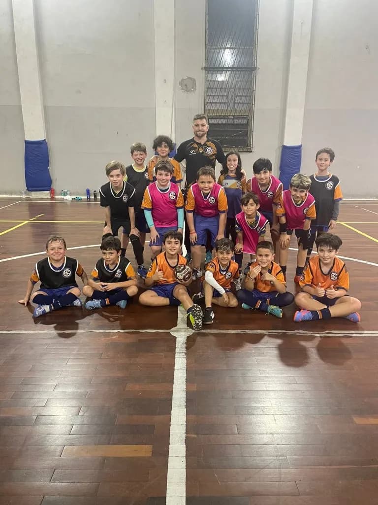 Turma de futsal da FM Sport reunida na quadra da unidade São João